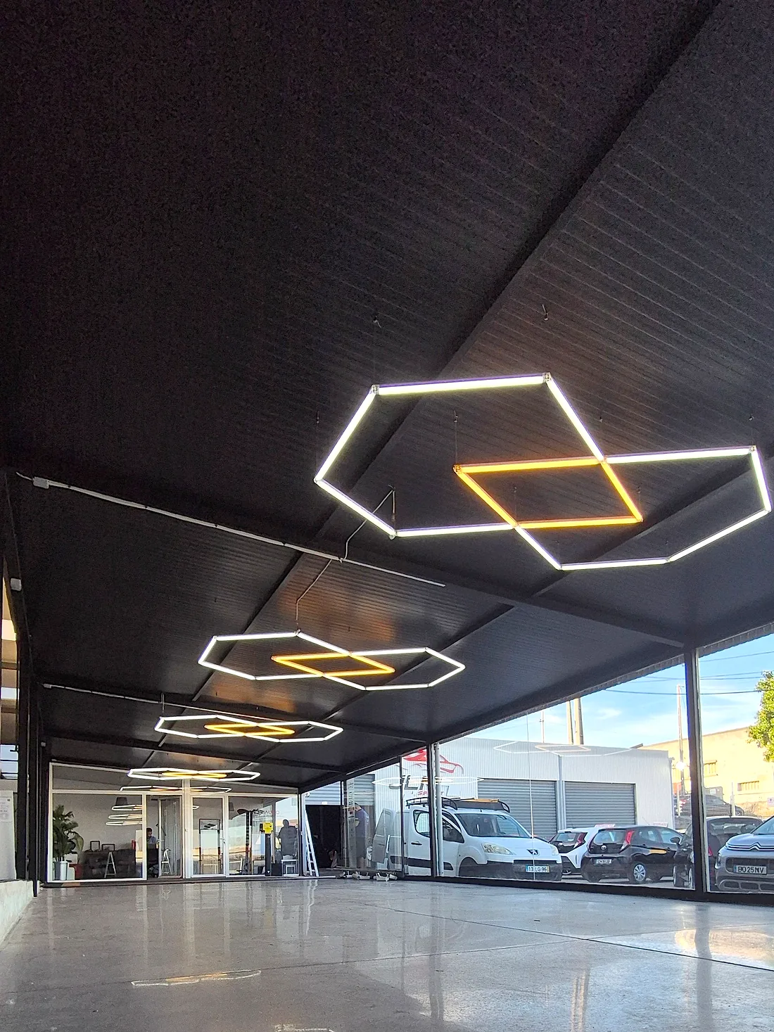 O mesmo stand depois da Vallux, com malha hexagonal de iluminação LED no teto